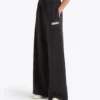 L. Pantalones Pantalones de chándal con logo Flare Athl. de corte holgado L. Pantalones Pantalones de chándal con logo Flare Athl. de corte holgado