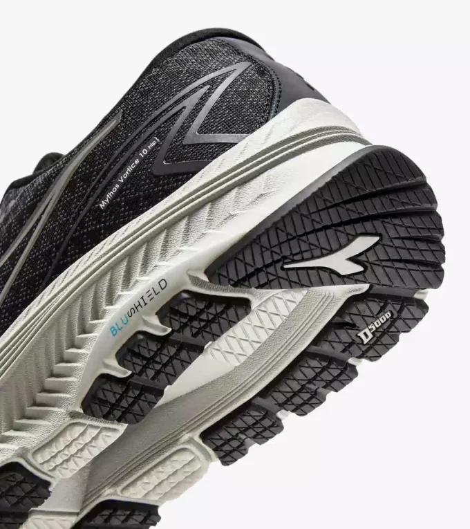Mythos Blushield 10 Vortice Hip Zapatilla de running con detalles reflectantes: amortiguación y protección Mythos Blushield 10 Vortice Hip Zapatilla de running con detalles reflectantes: amortiguación y protección