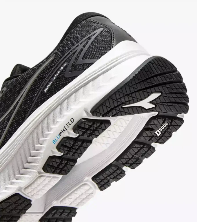 Mythos Blushield 10 Vortice Hip Zapatilla de running con detalles reflectantes: amortiguación y protección Mythos Blushield 10 Vortice Hip Zapatilla de running con detalles reflectantes: amortiguación y protección