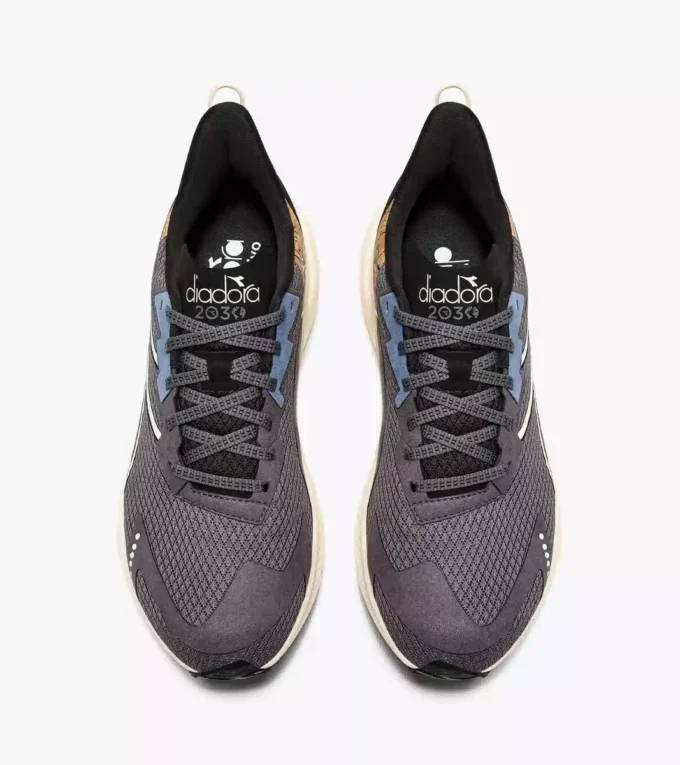 Mythos Blushield Volo 4 2030 Zapatilla de running: fabricada con materiales de bajo impacto medioambiental. Mythos Blushield Volo 4 2030 Zapatilla de running: fabricada con materiales de bajo impacto medioambiental.