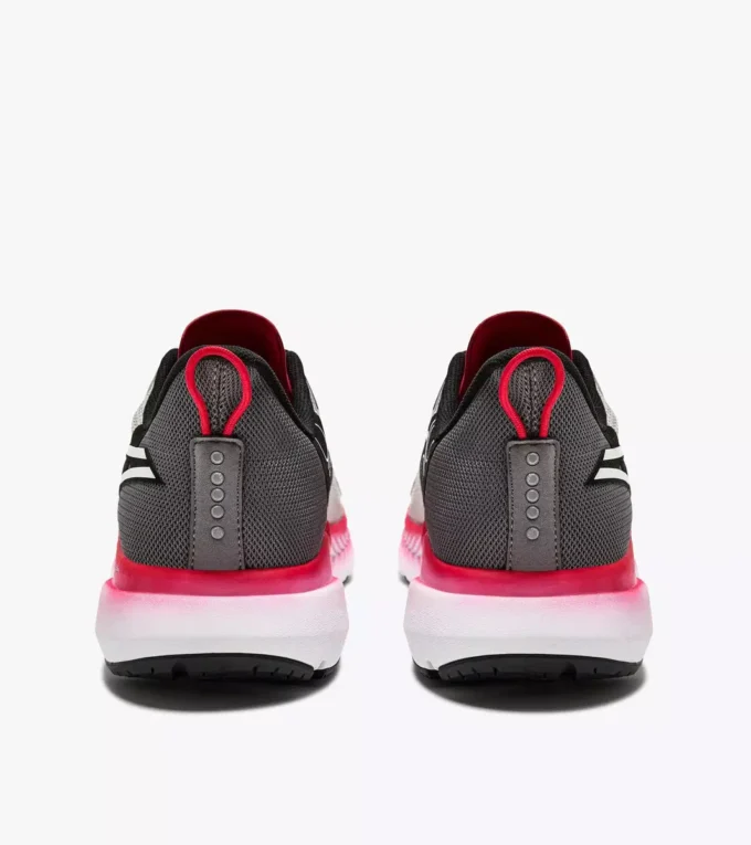 Zapatillas de running Mythos Blushield Volo 4: estabilidad y ligereza Zapatillas de running Mythos Blushield Volo 4: estabilidad y ligereza