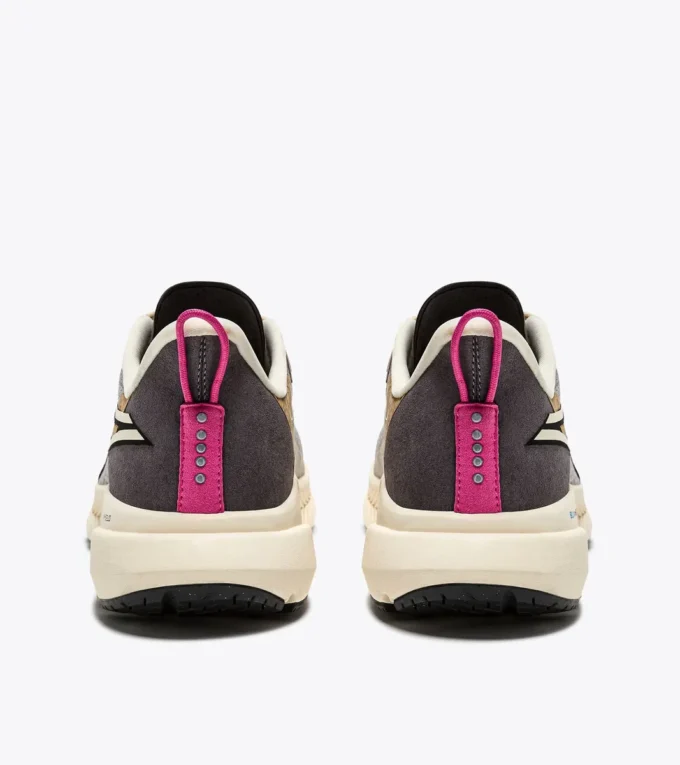 Zapatillas de running Mythos Blushield Volo 4 W 2030: fabricadas con materiales de bajo impacto medioambiental Zapatillas de running Mythos Blushield Volo 4 W 2030: fabricadas con materiales de bajo impacto medioambiental
