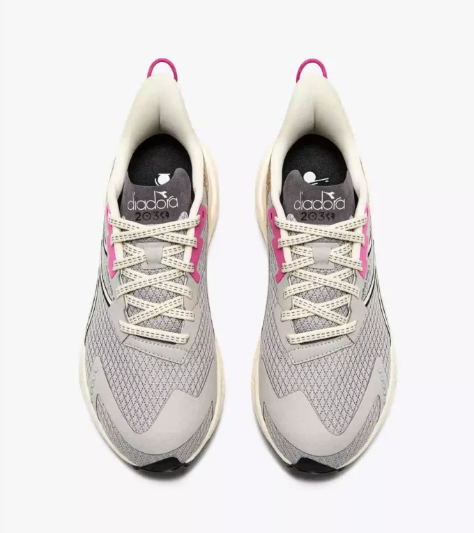 Zapatillas de running Mythos Blushield Volo 4 W 2030: fabricadas con materiales de bajo impacto medioambiental Zapatillas de running Mythos Blushield Volo 4 W 2030: fabricadas con materiales de bajo impacto medioambiental
