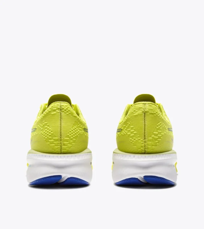 Zapatillas de running Mythos Blushield Volo 5: estabilidad y ligereza Zapatillas de running Mythos Blushield Volo 5: estabilidad y ligereza