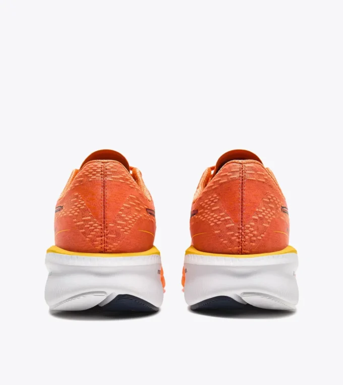 Zapatillas de running Mythos Blushield Volo 5: estabilidad y ligereza Zapatillas de running Mythos Blushield Volo 5: estabilidad y ligereza