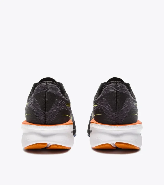 Zapatillas de running Mythos Blushield Volo 5: estabilidad y ligereza Zapatillas de running Mythos Blushield Volo 5: estabilidad y ligereza
