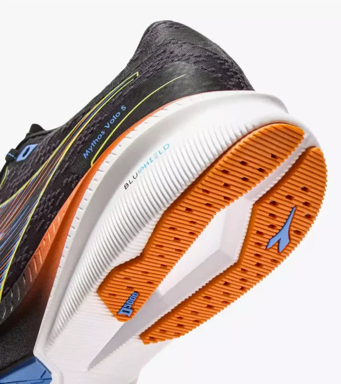 Zapatillas de running Mythos Blushield Volo 5: estabilidad y ligereza Zapatillas de running Mythos Blushield Volo 5: estabilidad y ligereza